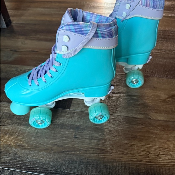 Size Adjustable Roller Skates - Picture 2 of 7